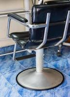 alter Sessel aus Metall foto