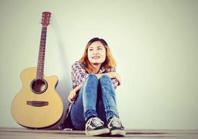 hipster frau stil porträt genießen mit gitarre so glücklich aussehen. foto