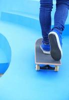 Beine in Turnschuhen auf Skatepark foto