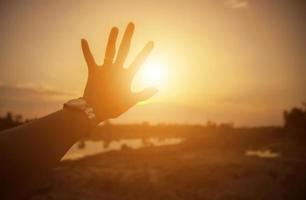 Hände-Form für die Sonne. foto