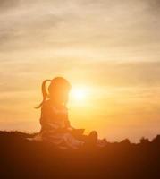 Kindersilhouette, Momente der Freude des Kindes. auf dem natursonnenuntergang foto