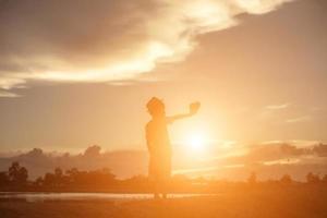 Kindersilhouette, Momente der Freude des Kindes. auf dem natursonnenuntergang foto