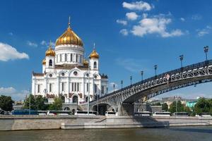 Kathedrale von Christus dem Retter und Patriarshy Brücke in Moskau foto