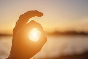 Hände-Form für die Sonne. foto