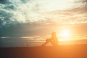 traurige und depressive frau, die allein sitzt foto