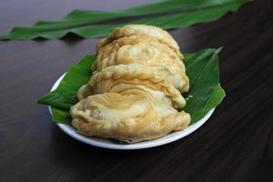 malaysia beliebter und traditioneller snack karipap gefüllt mit kartoffelfüllungen. foto