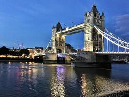 Blick auf die Tower Bridge bei Nacht foto