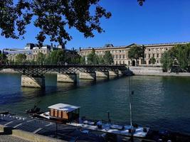 eine ansicht von paris, die die seine durch die conciergerie zeigt foto