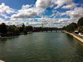 eine ansicht von paris, die die seine durch die conciergerie zeigt foto