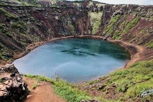 ein blick auf den krater kerid in island foto