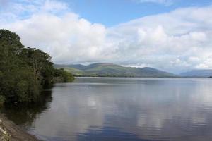 ein blick auf loch lomond in schottland in der morgensonne foto