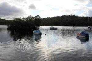 ein blick auf loch lomond in schottland in der morgensonne foto