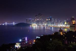Nachtansicht über Busan City, Südkorea.
