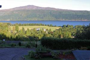 ein blick auf loch ness in schottland foto