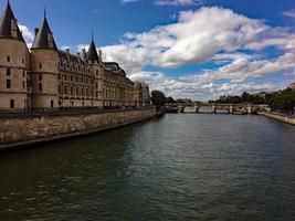 eine ansicht von paris, die die seine durch die conciergerie zeigt foto