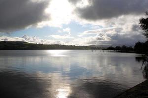 ein blick auf loch lomond in schottland in der morgensonne foto