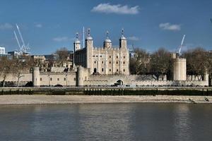 ein blick auf den tower of london über die themse foto