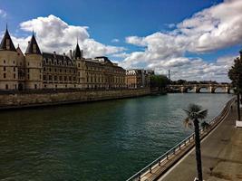 eine ansicht von paris, die die seine durch die conciergerie zeigt foto