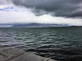 ein Blick auf die Strandpromenade von Reykjavik in Island foto