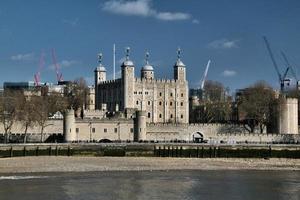 ein blick auf den tower of london über die themse foto