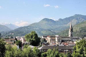 ein blick auf lourdes in frankreich foto