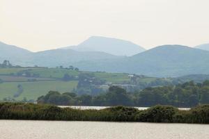 ein blick auf loch lomond in schottland in der morgensonne foto