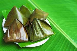 malaysische delikatesse kuih koci in bananenblatt gewickelt. foto