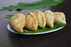 malaysia beliebter und traditioneller snack karipap gefüllt mit kartoffelfüllungen. foto