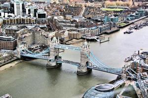 Blick auf die Tower Bridge bei Nacht foto