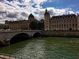 eine ansicht von paris, die die seine durch die conciergerie zeigt foto