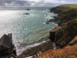 ein blick auf die küste von cornwall am lizard point foto