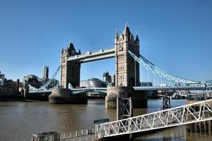 ein blick auf die tower bridge in london über die themse foto