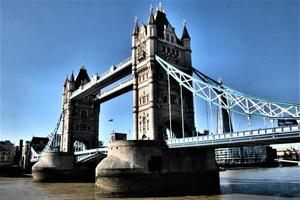 ein blick auf die tower bridge in london über die themse foto