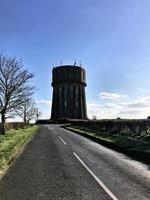 ein blick auf einen wasserturm in der nähe von bedford foto