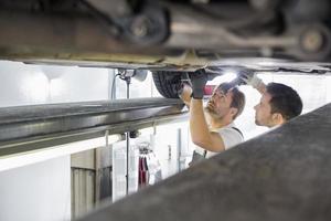 Wartungsingenieure reparieren Auto in Werkstatt