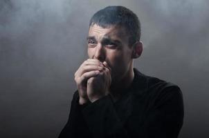 junger Mann erstickt im giftigen Rauch