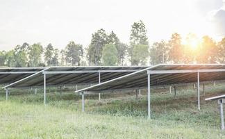 Sonnenkollektoren auf Himmelshintergrund, Solarkraftwerk, blaue Sonnenkollektoren, erneuerbare Energiequellen, Solarparks. foto