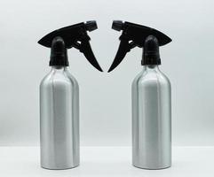 Silberne Sprühflasche isoliert auf weißem Hintergrund. Sprühflasche ohne Etikett für die Hausreinigung. Reinigungsservice-Konzept. foto