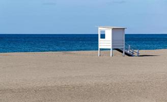Rettungsschwimmerhütte am Strand von Puerto del Carmen, Insel Lanzarote, Spanien foto