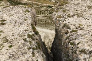 riesige graue Felsen mit einer Felsspalte und Blick auf die Schlucht. Sicht von oben. selektiver Fokus foto