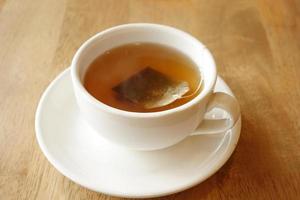 grüner Tee mit Teebeutel auf Fliesenhintergrund foto