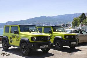 jalta, ukraine, 25. juli 2021 - suzuki jimmy suv, vor dem hintergrund der berge und des meeres foto