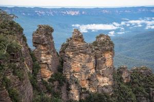 die drei schwestern eine ikonische felsformation des blue-mountains-nationalparks, new south wales, australien. foto