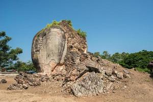 Die alte Löwenwächterstatue vor dem Mingun-Tempel in Mandalay, Myanmar. das durch ein großes Erdbeben zerstört wurde. foto