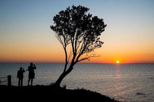 der schöne sonnenuntergang am horizont himmel von brighton beach fast melbourne, australien. foto