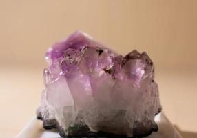 Amethyst-Kristall-Nahaufnahme, Detail eines Amethyst-Felsens, violettes Steinmineral foto