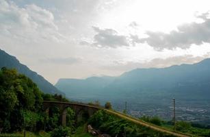 alte eisenbahnbrücke, heute genutzt als wanderweg und mtb-mountainbike, naturpanorama im frühling, freizeit und outdoor life foto