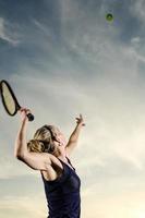 weiblicher Tennisaufschlag