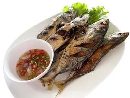 isolierte gebratene kurze Makrele, serviert mit Paprika-Fischsauce. asiatisches essen, beliebtes thailändisches meeresfrüchtemenü.