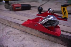 Holzglättungswerkzeug mit Holzhandwerkshintergrund foto